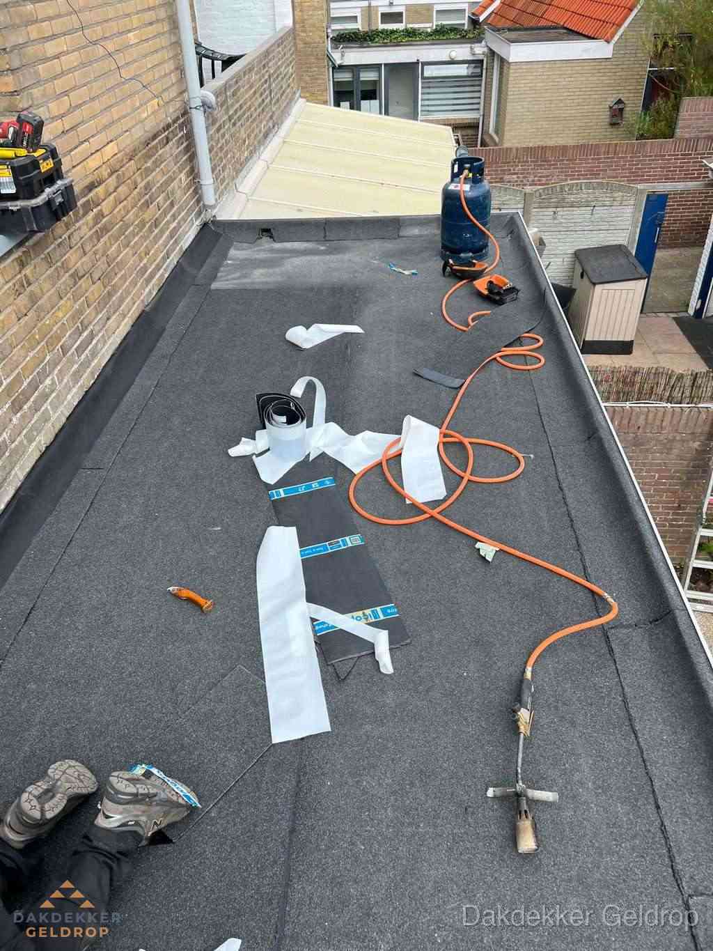 Dakdekker brengt EPDM dakbedekking aan op plat dak in Geldrop
