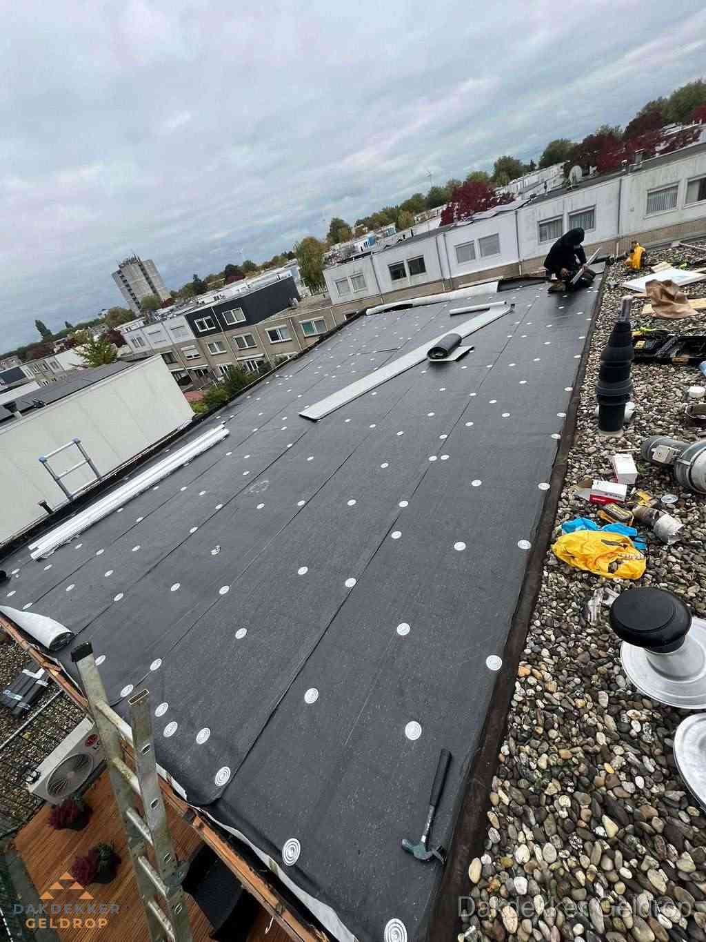 Dakleer vervangen op groot plat dak door dakdekker in Geldrop